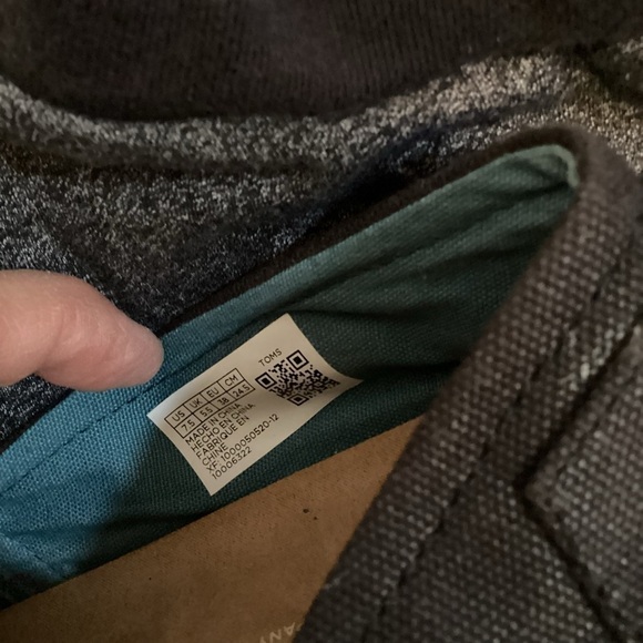 Tom’s slip on shoe Woman’s 7.5 black with white soles slightly used - Picture 13 of 16